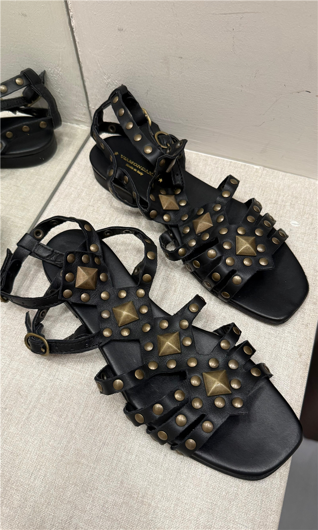 Sandali Eleganti In Pelle Nera Con Borchie Dorate E Design Raffinato. - Via Mondana cod. PAMELA  color:nero