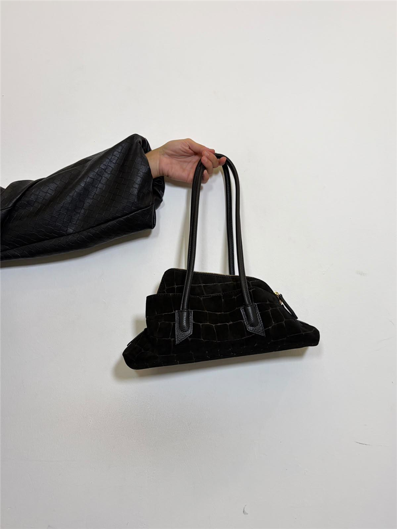 Borsa Hobo Mezzaluna Con Finutura Ra Rilievo Effetto Coccodrillo - Divisione Chickster's cod. M3610  color:nero