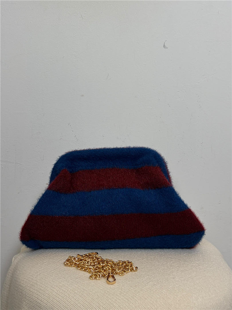Borsa Pasticcino A Righr Con Catena Lung. 29 Cm H. 19 Cm - Divisione Chickster's cod. M3612  color:bordeaux/blu