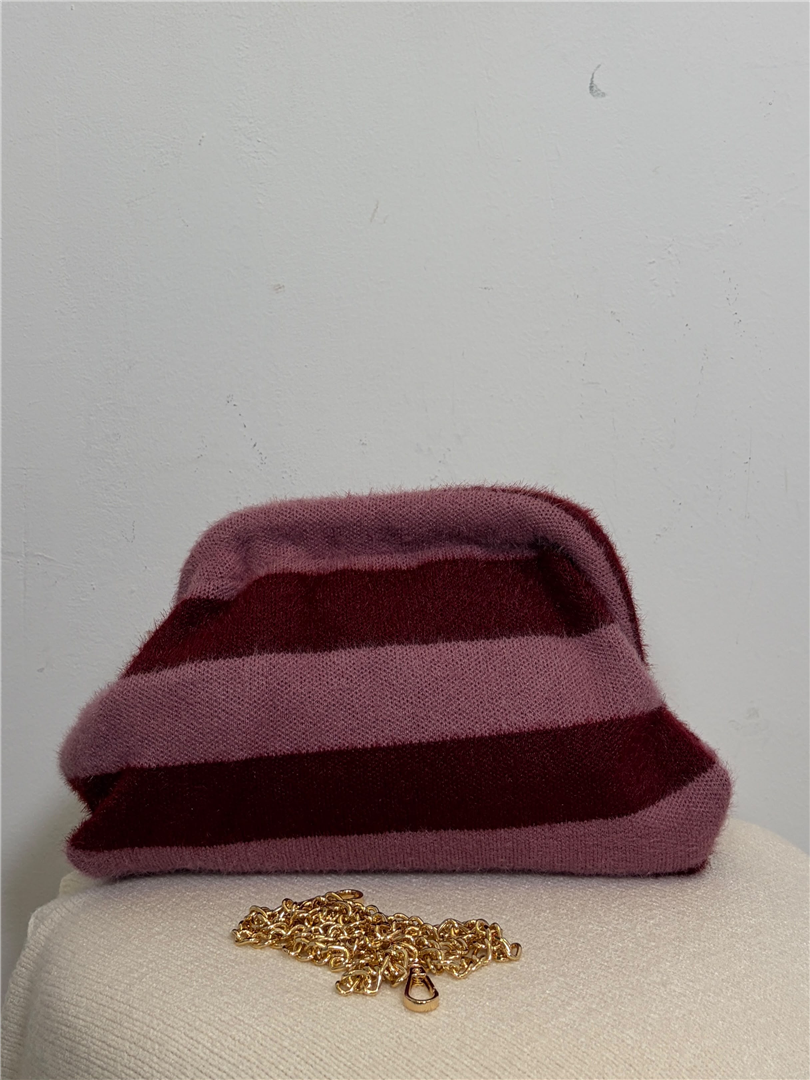 Borsa Pasticcino A Righr Con Catena Lung. 29 Cm H. 19 Cm - Divisione Chickster's cod. M3612  color:rosa/vino