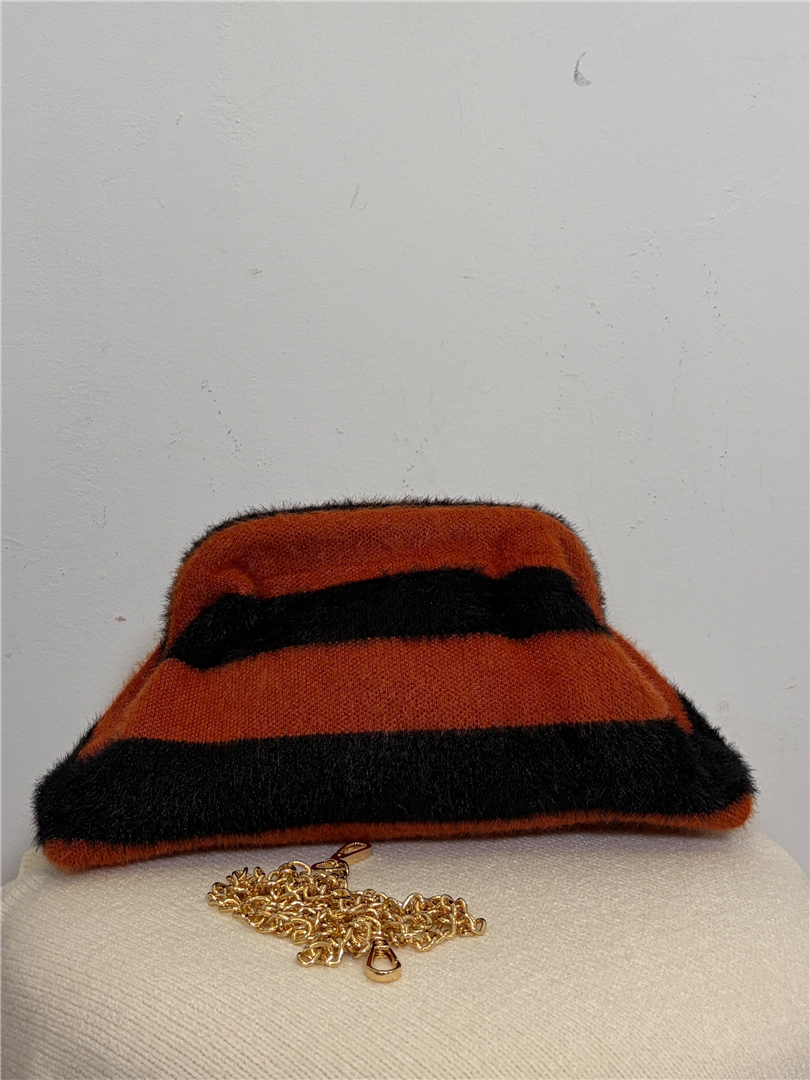 Borsa Pasticcino A Righr Con Catena Lung. 29 Cm H. 19 Cm - Divisione Chickster's cod. M3612  color:arancio/nero