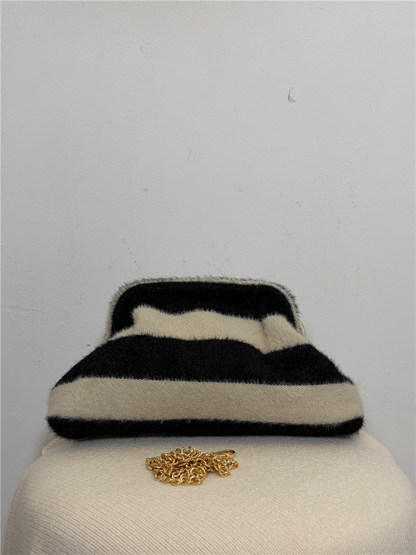 Borsa Pasticcino A Righr Con Catena Lung. 29 Cm H. 19 Cm - Divisione Chickster's cod. M3612  color:nero/burro