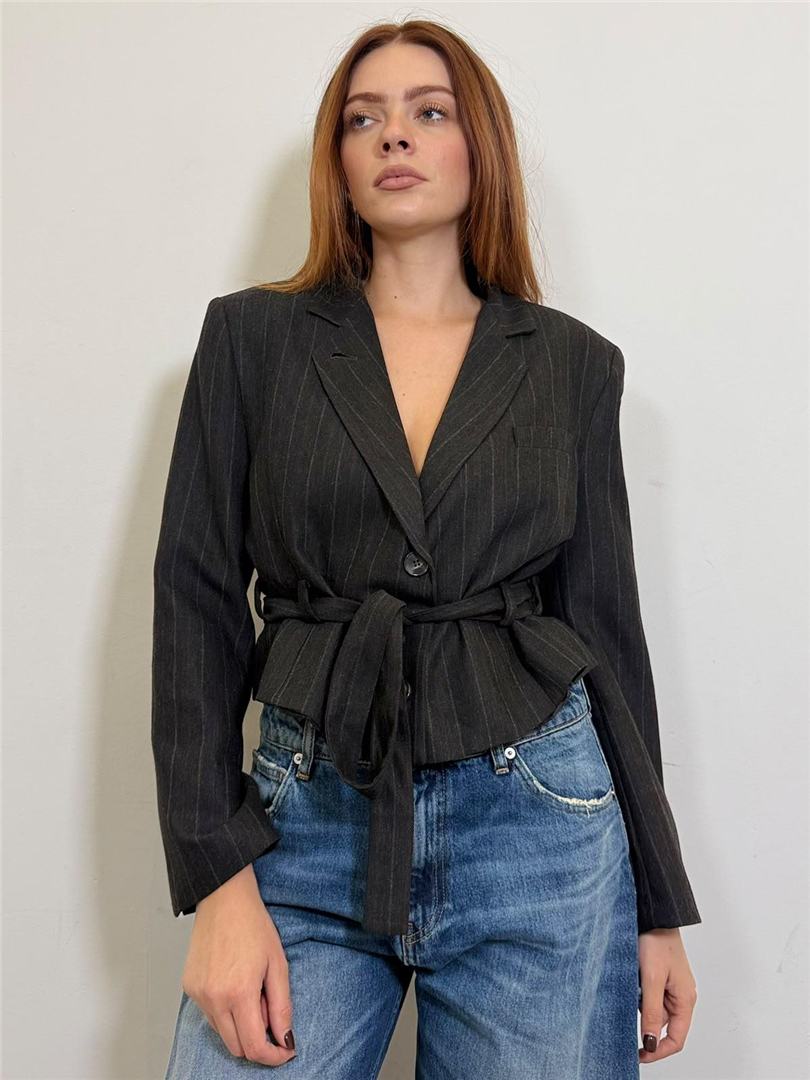 Blazer Crop Gessato Con Cintura - Vicolo cod. TAC1366  color:asfalto