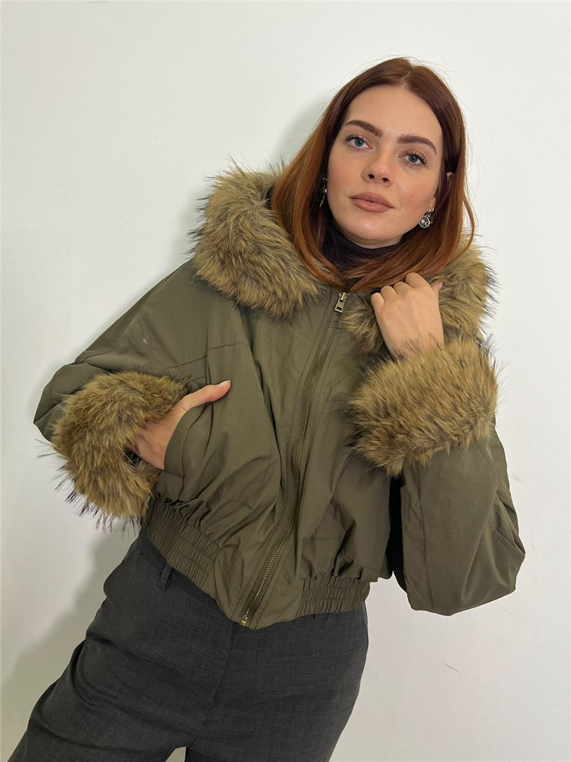 Parka Corta Con Cappuccio E Inserti In Ecopelliccia - Please cod. V8911CRY17  color:verde